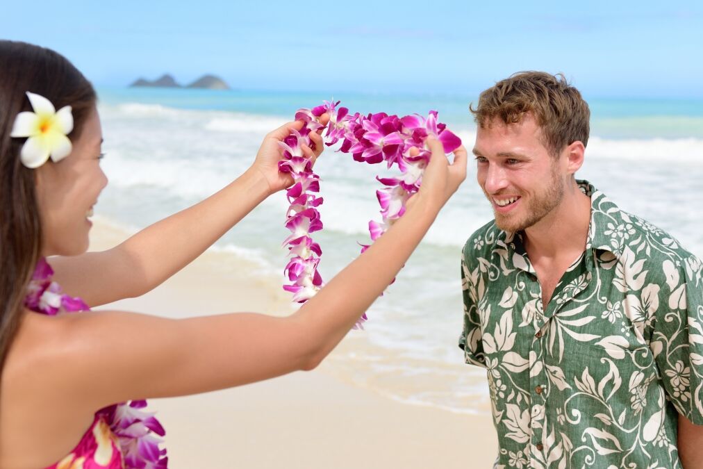 Hawaii,Woman,Giving,Lei,Garland,Of,Pink,Orchids,Welcoming,Tourist